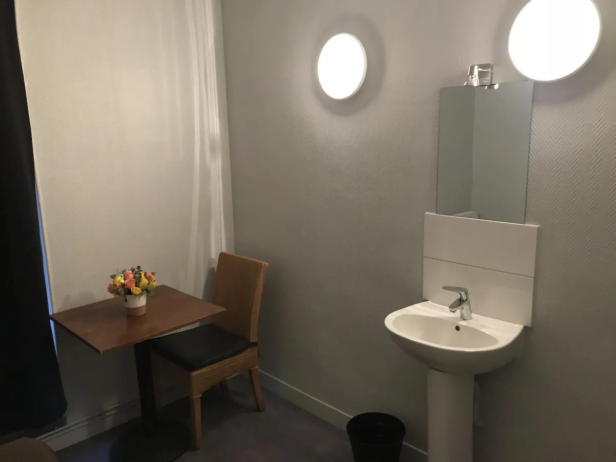 Eiffel Hostel *